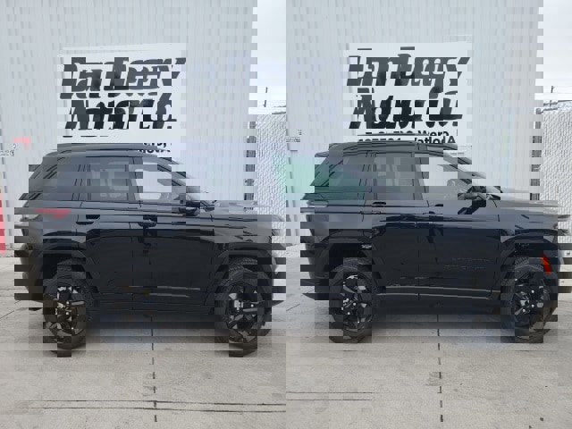 New 2025 Jeep Grand Cherokee Altitude image 13