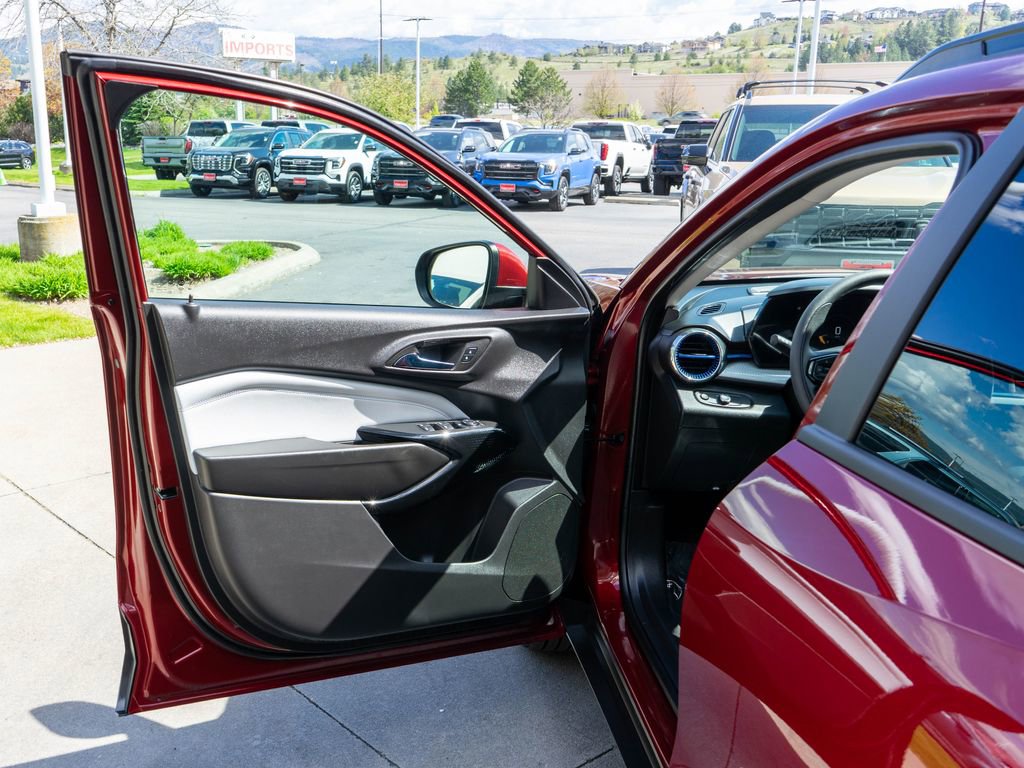 Used 2025 Chevrolet Trax LT FWD image 15