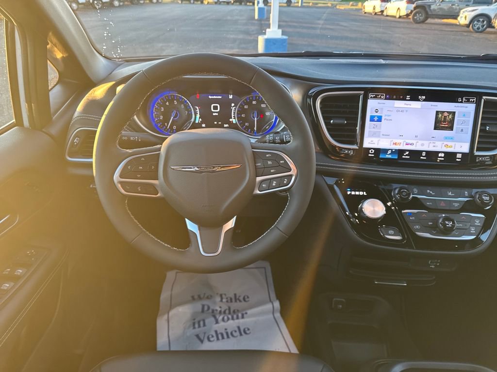 New 2026 Chrysler Pacifica Select image 13