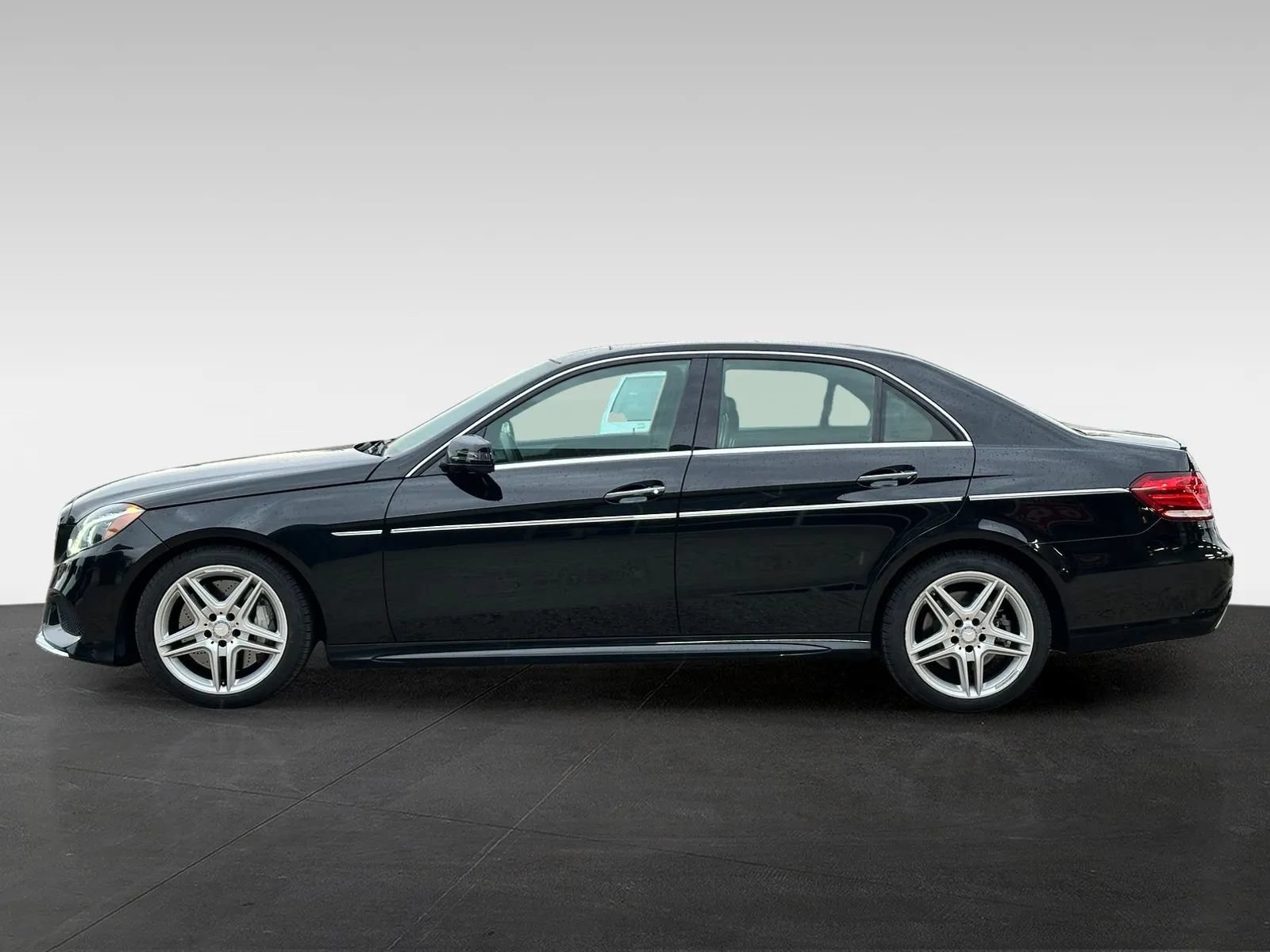 Used 2014 Mercedes-Benz E 550 4MATIC Sedan image 4