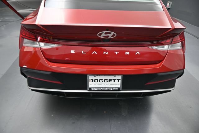 Used 2025 Hyundai Elantra SEL FWD image 23