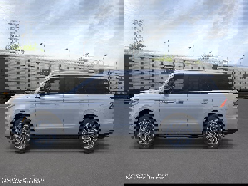 New 2025 Lincoln Navigator Reserve image 3