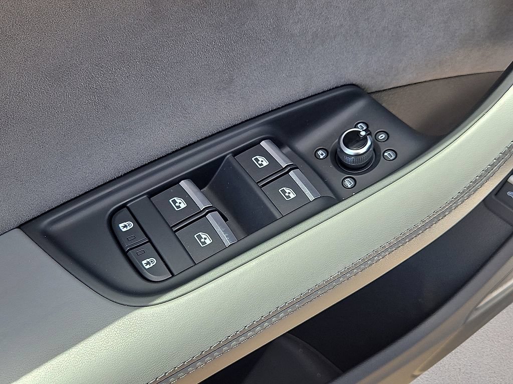 Used 2025 Audi SQ7 Prestige w/ Prestige Package AWD/4WD image 22