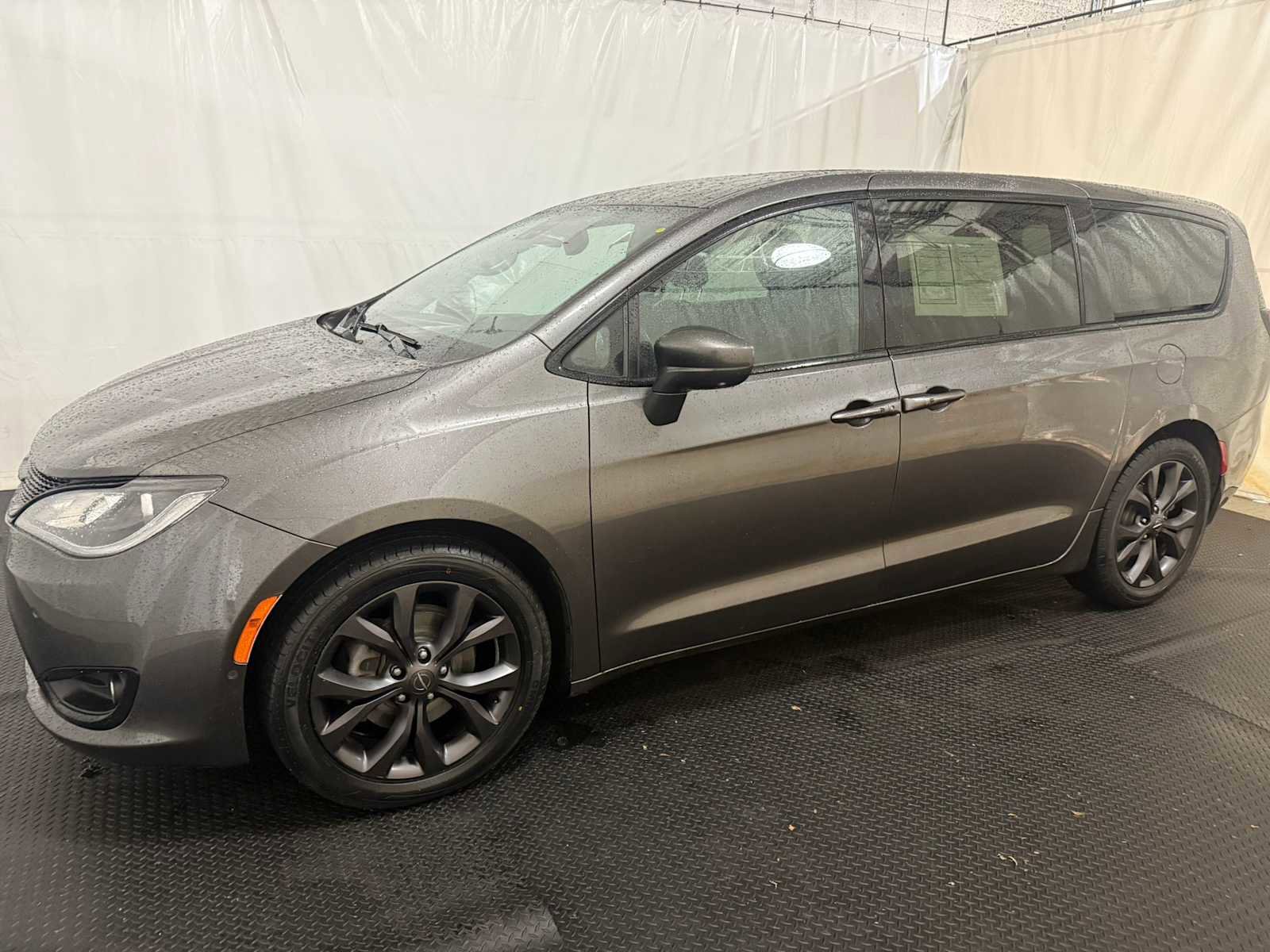 Used 2019 Chrysler Pacifica Touring Plus w/ Advanced Safetytec Group image 2