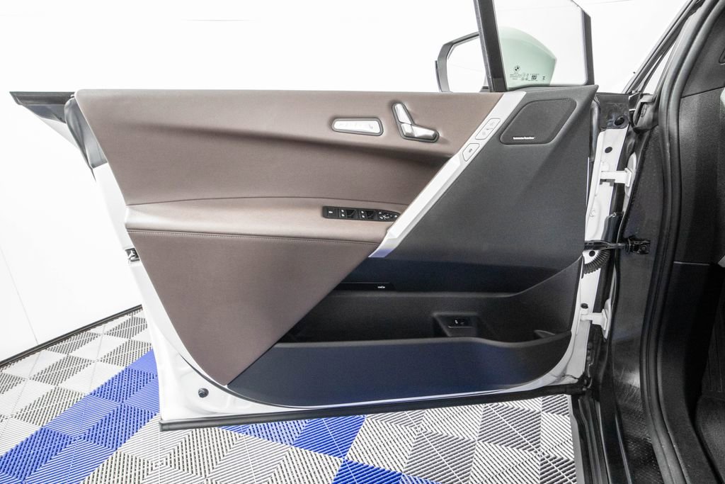 Used 2022 BMW iX xDrive50 w/ Premium Package image 12