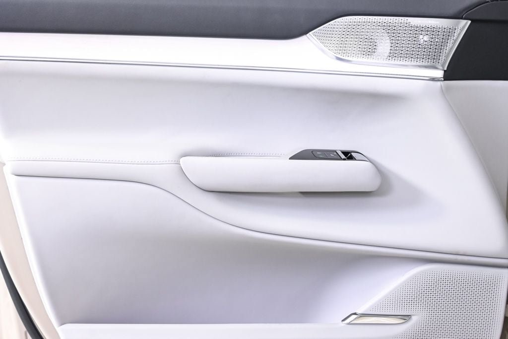 Certified 2025 Volvo EX90 Ultra AWD/4WD image 8
