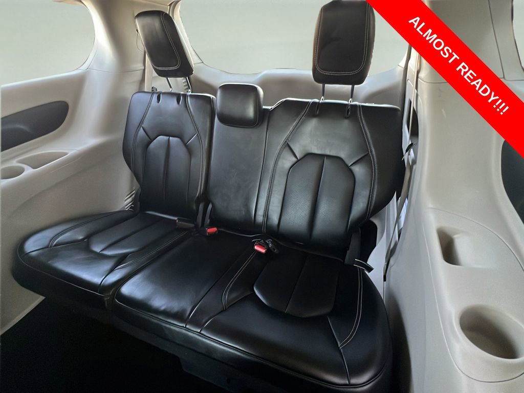 Used 2023 Chrysler Pacifica Touring-L FWD image 13