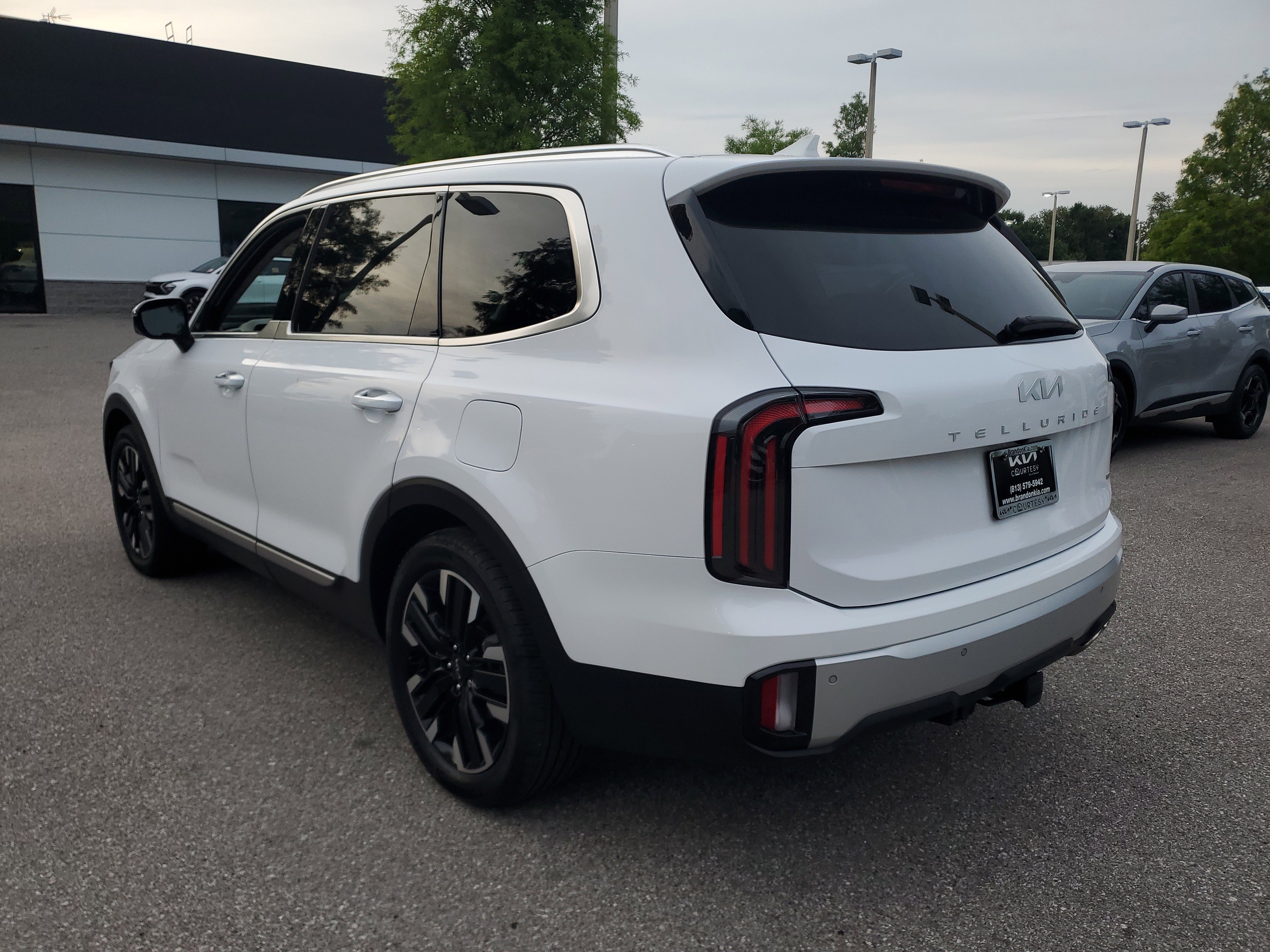 Used 2024 Kia Telluride SX Prestige w/ Towing Package AWD/4WD image 2