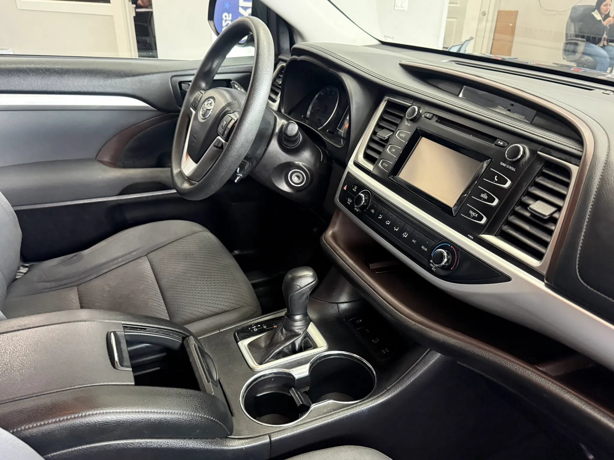 Used 2019 Toyota Highlander LE AWD/4WD image 22