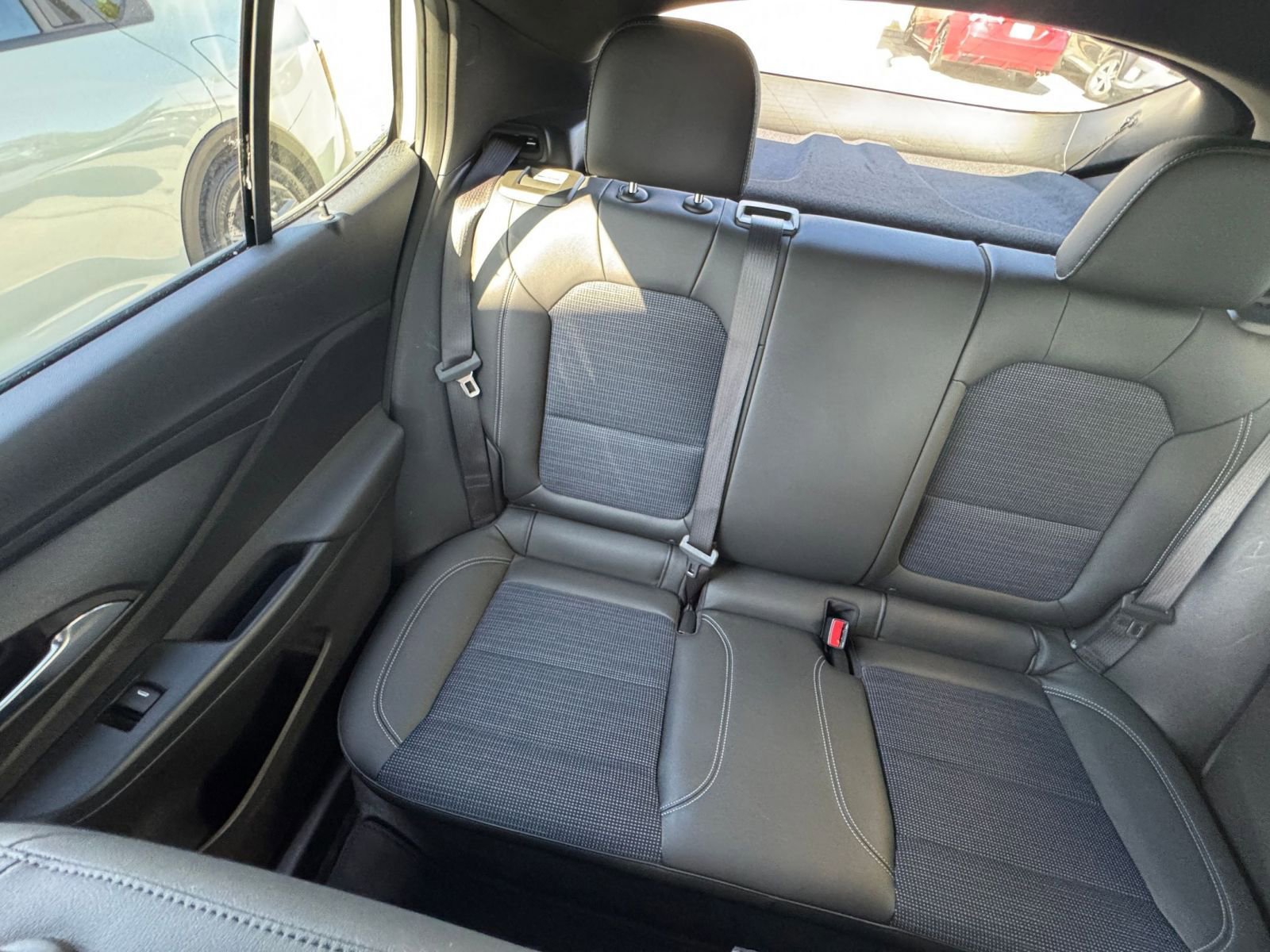 Used 2025 Buick Envista Preferred image 39