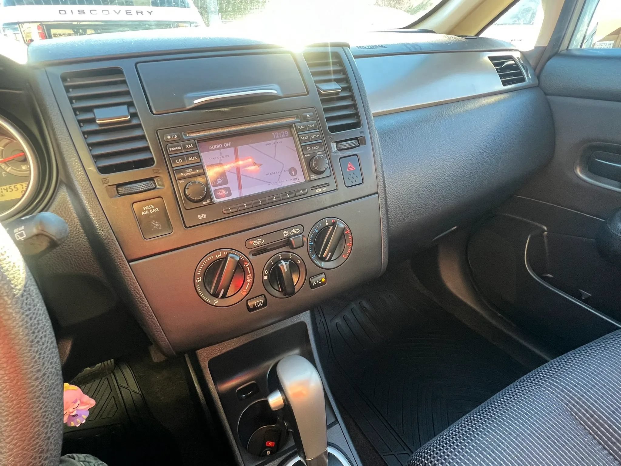 Used 2011 Nissan Versa Hatchback w/ Navigation/Satellite Pkg FWD image 18