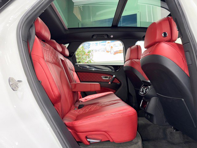 Used 2018 Bentley Bentayga image 58
