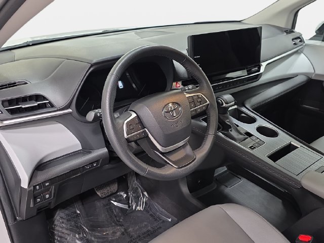 Used 2025 Toyota Sienna XLE FWD image 13