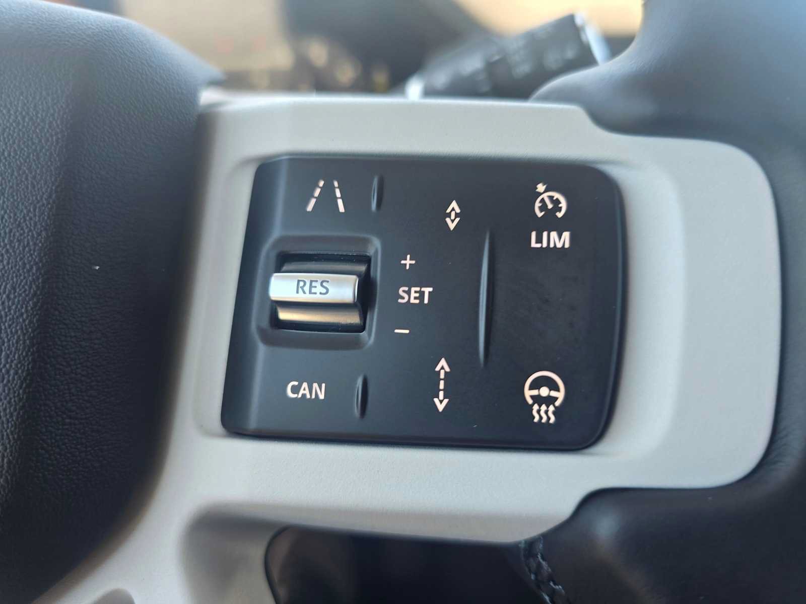 New 2026 Land Rover Defender 110 X-Dynamic SE AWD/4WD image 32