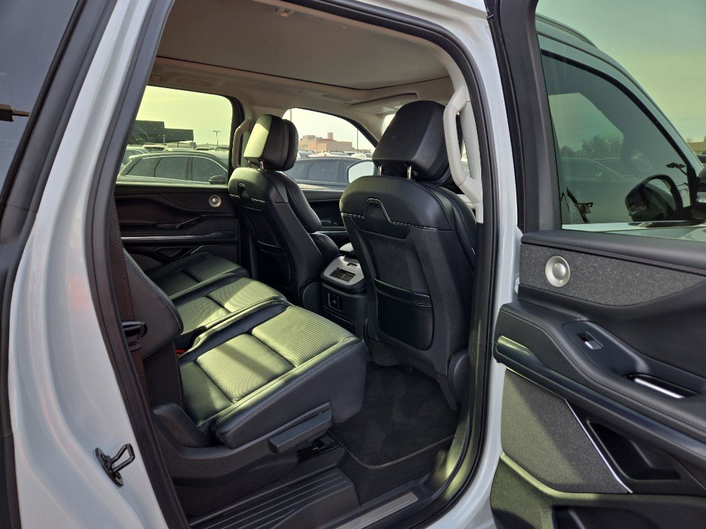 Used 2025 Lincoln Navigator L Reserve image 16