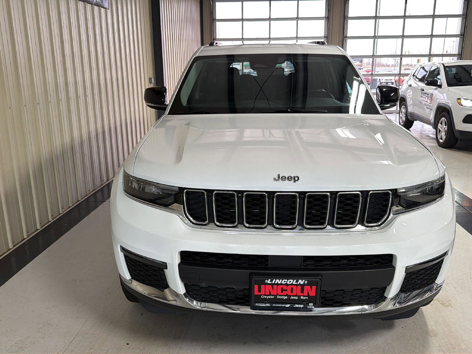 Used 2022 Jeep Grand Cherokee L Limited AWD/4WD image 7