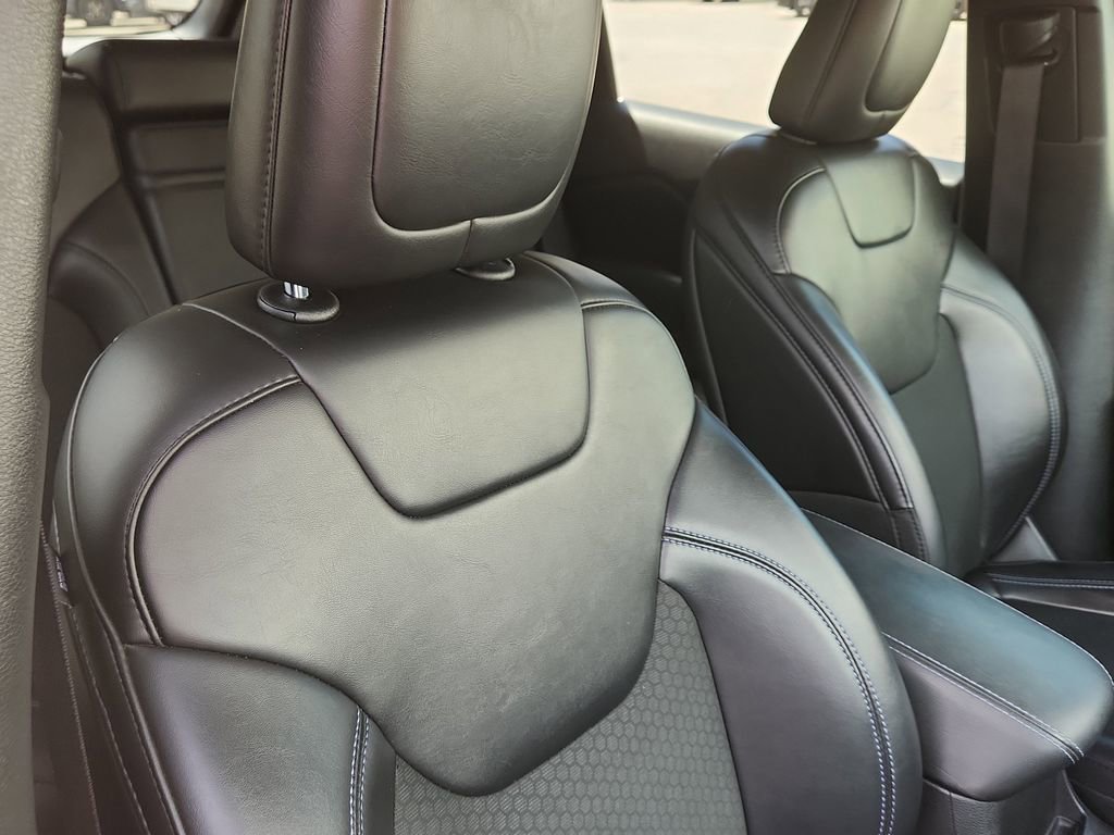 Used 2019 Jeep Cherokee Latitude Plus AWD/4WD image 17