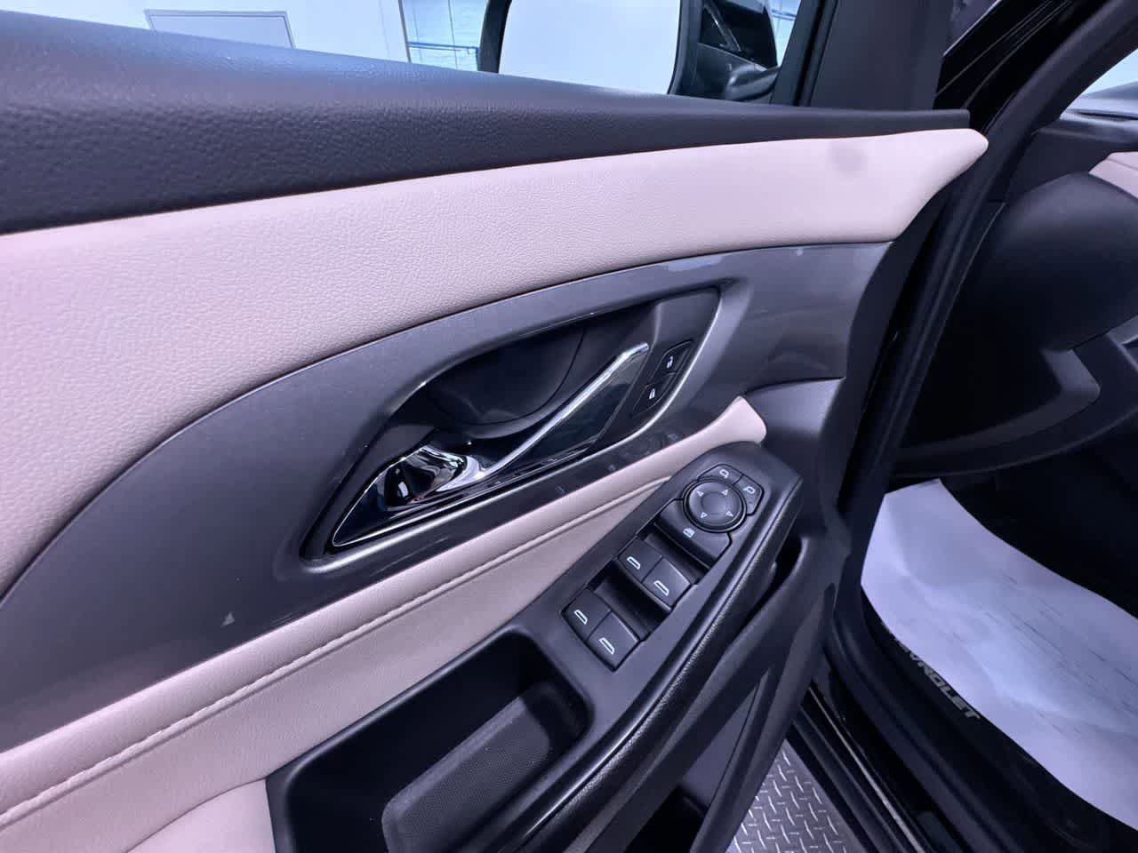 Used 2023 Chevrolet Traverse LS FWD image 12