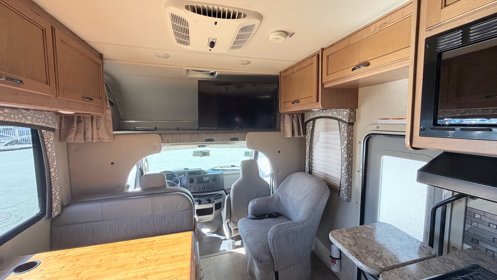 Used 2017 Ford E-450 and Econoline 450 Super Duty w/ Motorhome Prep Package RWD image 18