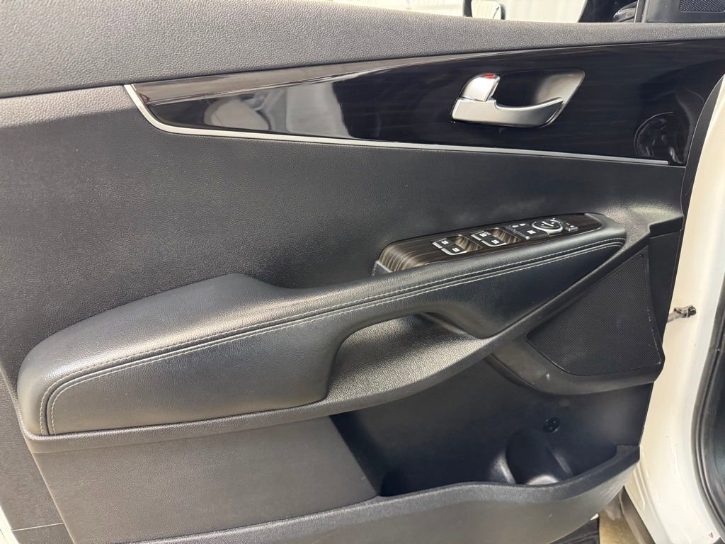 Used 2020 Kia Sorento LX image 8