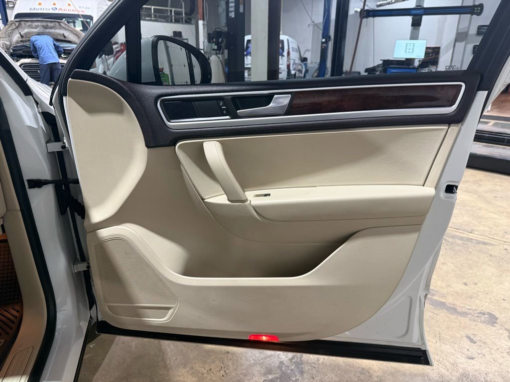 Used 2014 Volkswagen Touareg TDI image 24