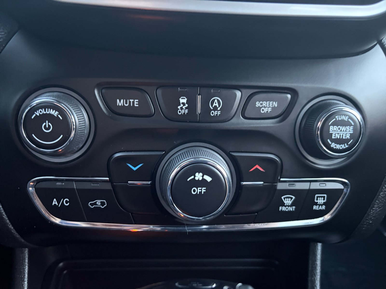 Used 2021 Jeep Cherokee Latitude Plus AWD/4WD image 22
