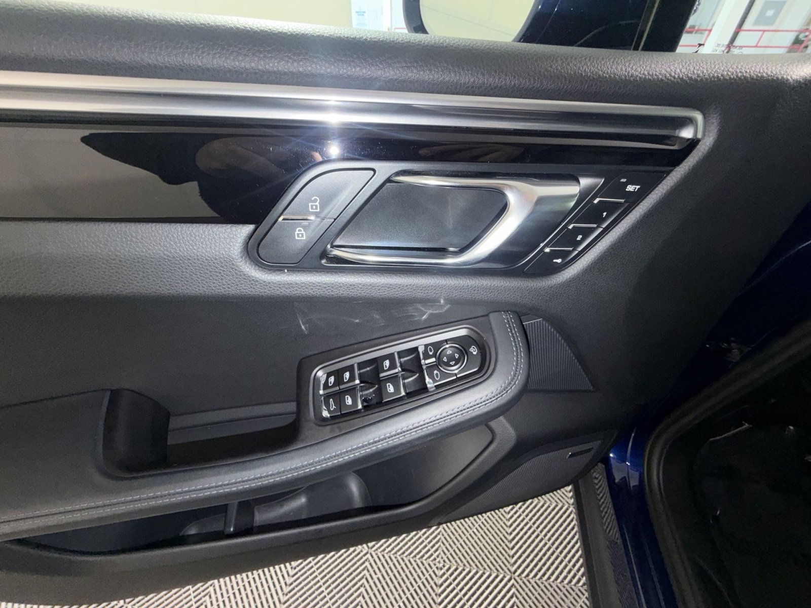 Used 2022 Porsche Macan w/ Premium Package Plus image 15