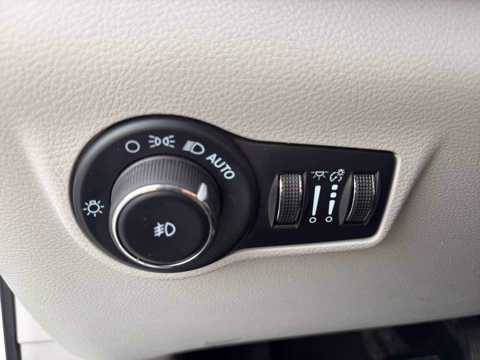 Used 2024 Jeep Compass Limited image 12