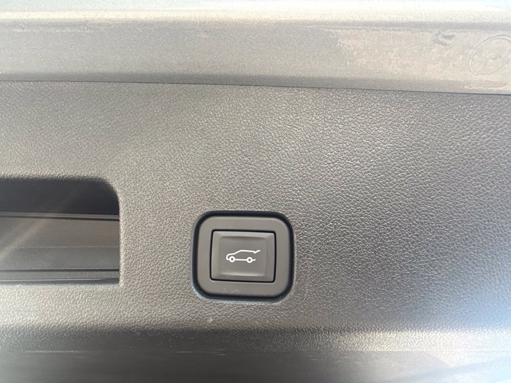 Used 2026 GMC Acadia Elevation w/ Elevation Premium Package FWD image 11