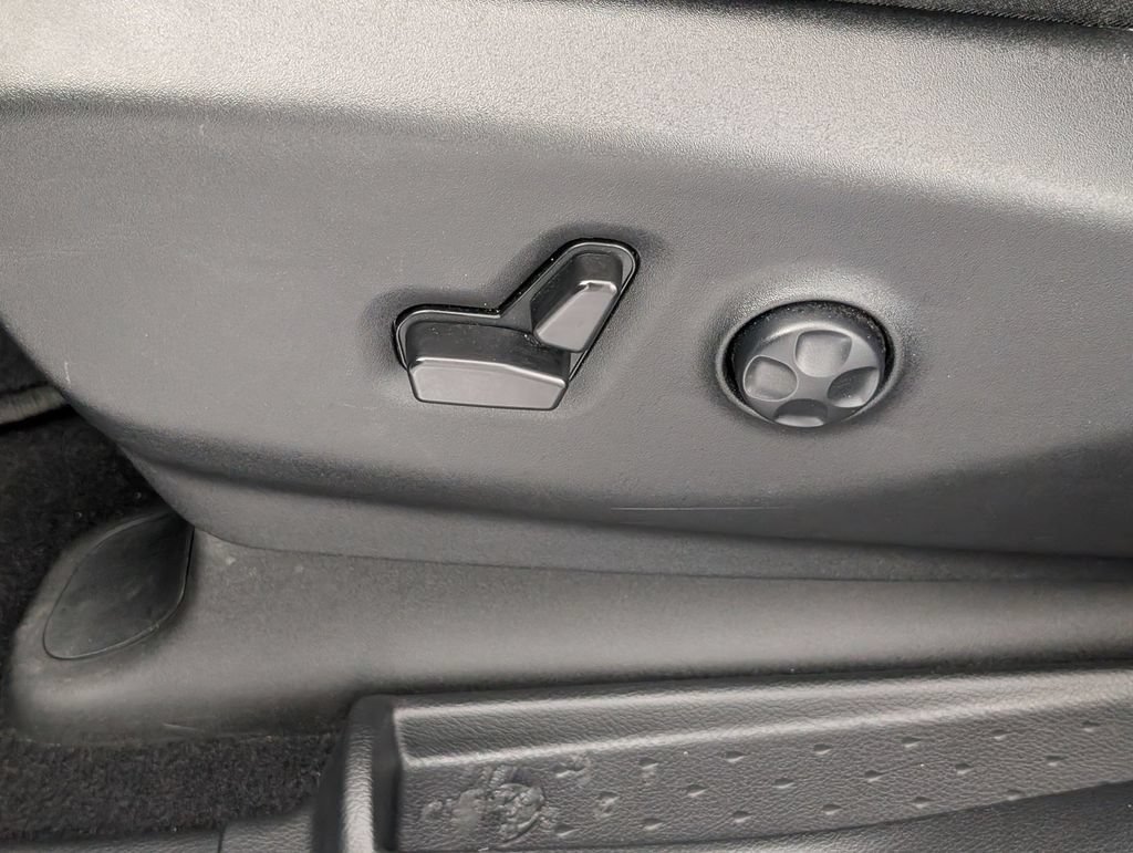 Used 2025 Chrysler Pacifica Select FWD image 15