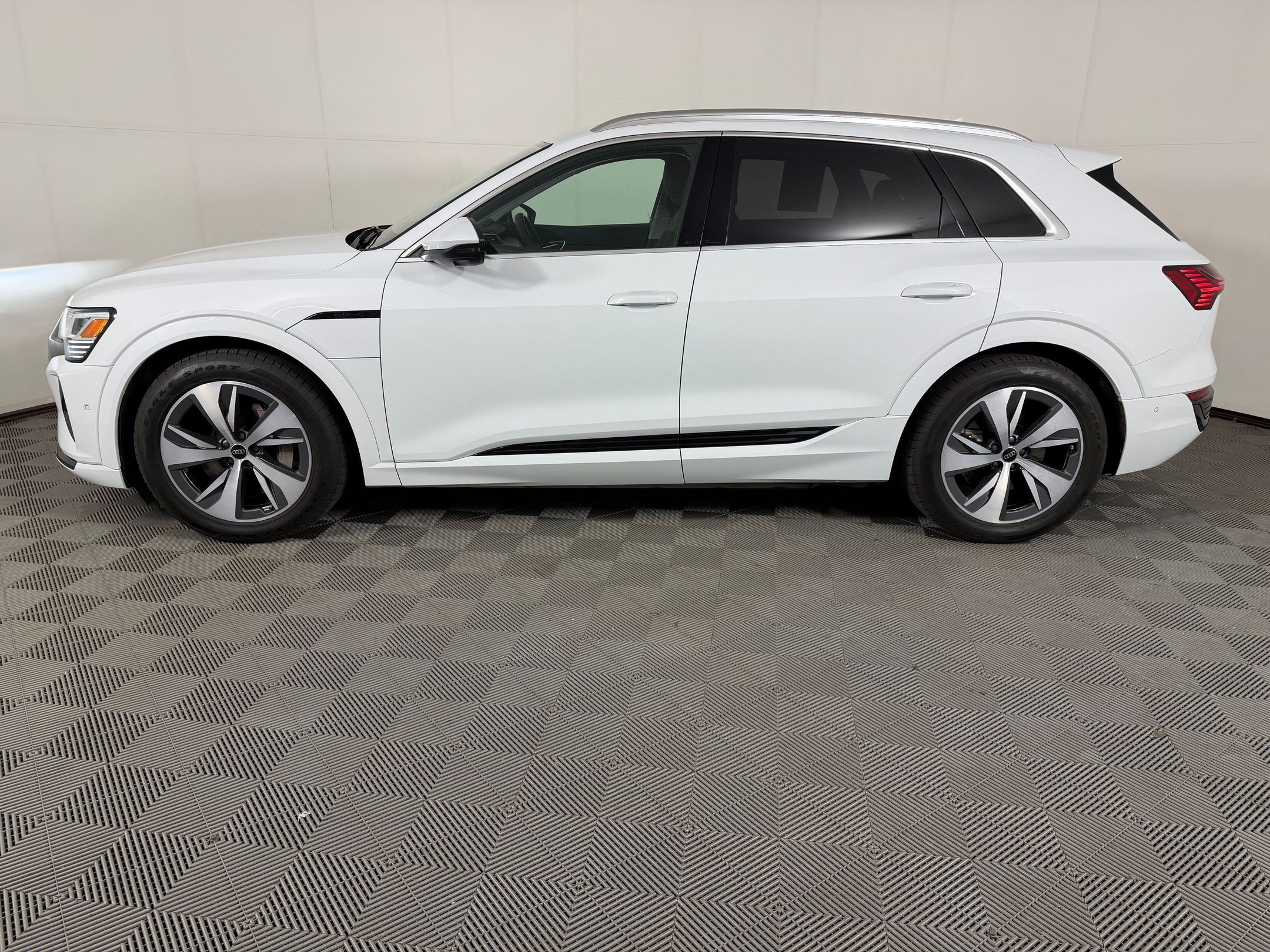 Certified 2024 Audi Q8 e-tron Premium Plus w/ Premium Plus Package AWD/4WD image 2