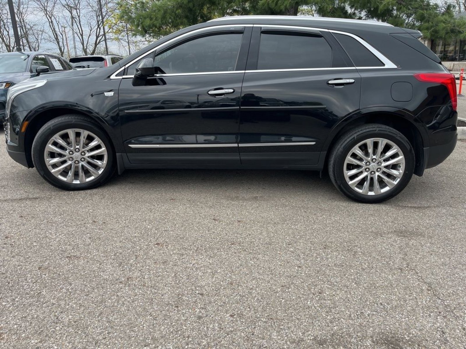 Used 2017 Cadillac XT5 Platinum w/ Driver Assist Package image 5