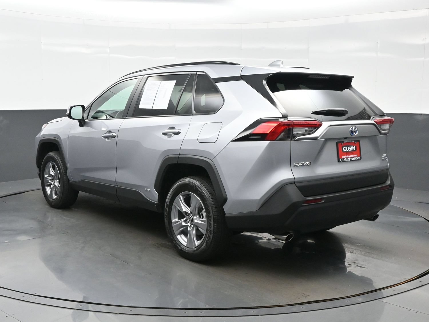 Used 2022 Toyota RAV4 XLE w/ Convenience Package AWD/4WD image 4