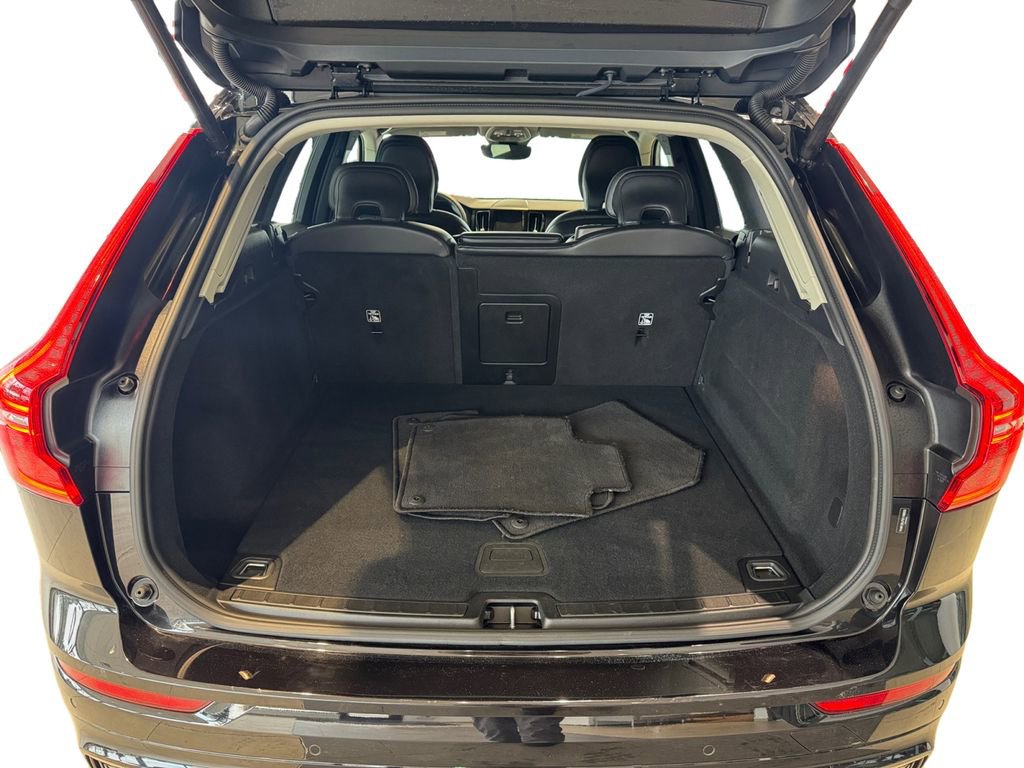 Certified 2025 Volvo XC60 B5 Core image 5
