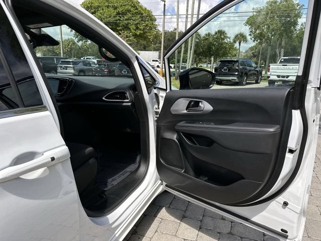 Used 2024 Chrysler Pacifica Touring FWD image 23