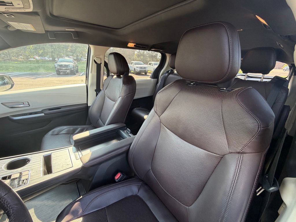 Used 2021 Toyota Sienna Platinum AWD/4WD image 7