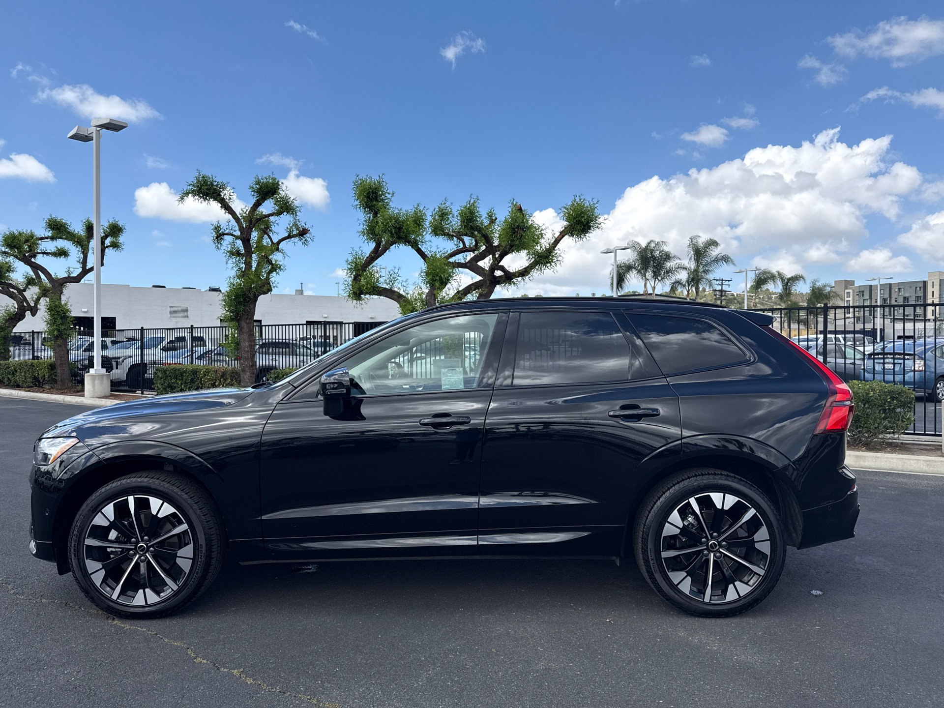 Used 2026 Volvo XC60 B5 Plus w/ Climate Package PRO AWD/4WD image 5