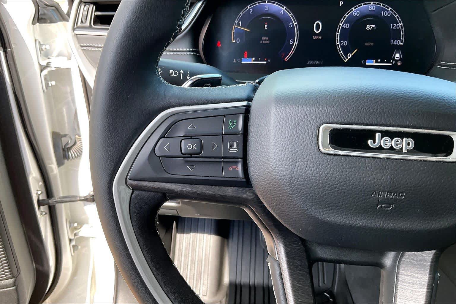 Used 2023 Jeep Grand Cherokee Limited w/ Black Appearance Package AWD/4WD image 23