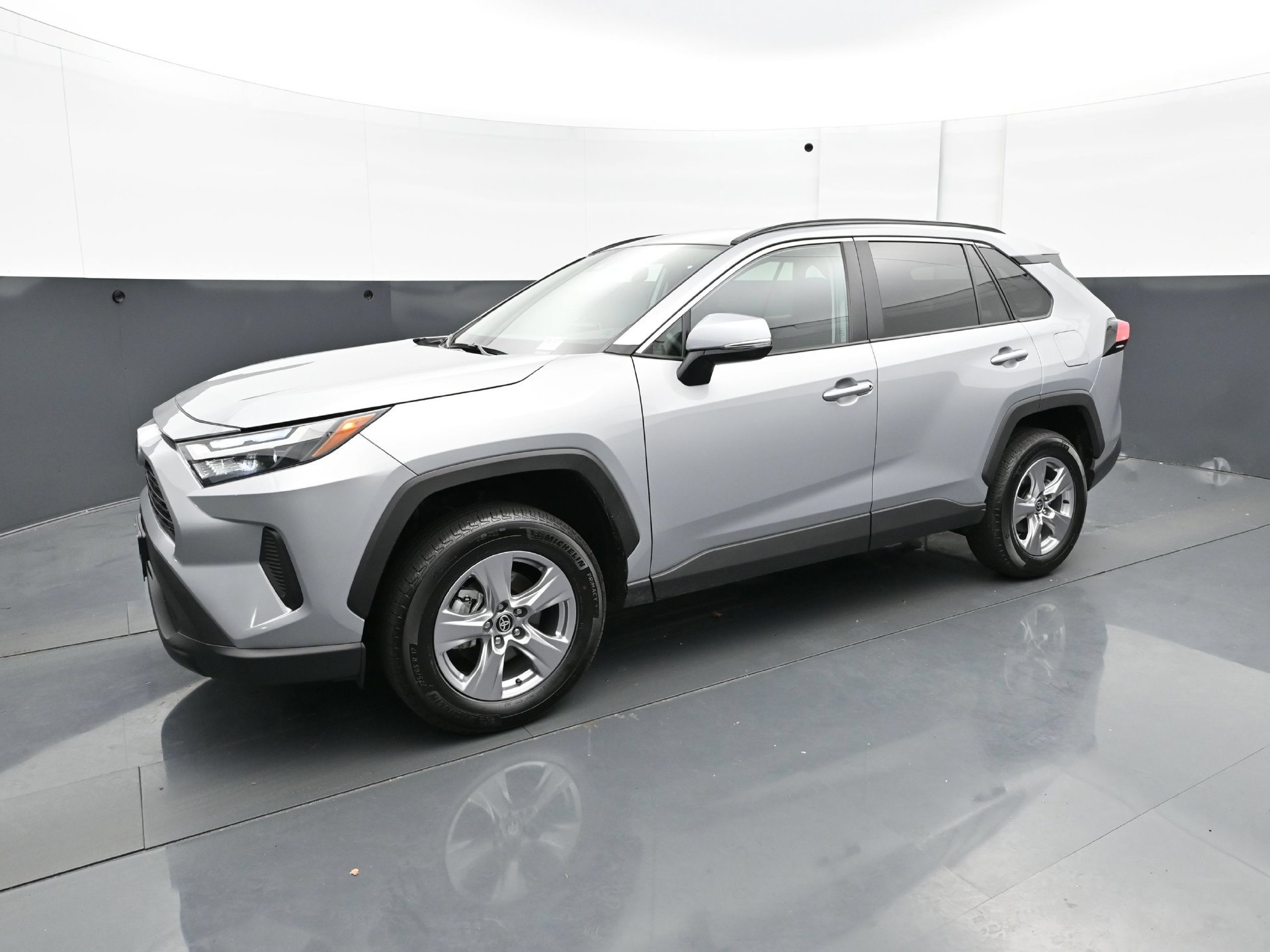 Used 2025 Toyota RAV4 XLE AWD/4WD image 2