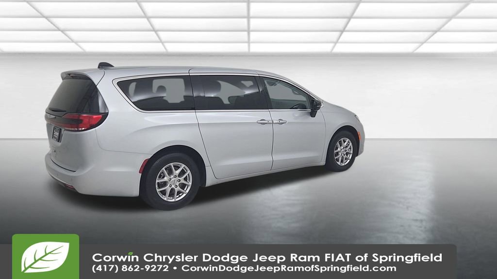 Certified 2024 Chrysler Pacifica Touring-L image 15