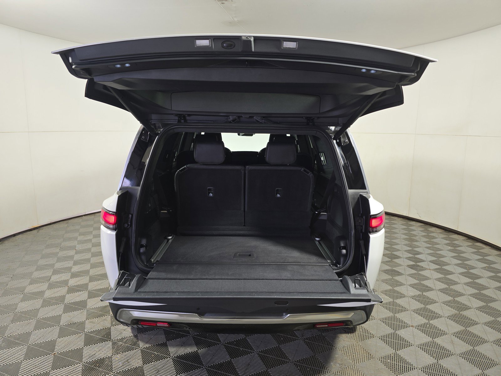 Used 2024 Rivian R1S Adventure AWD/4WD image 15