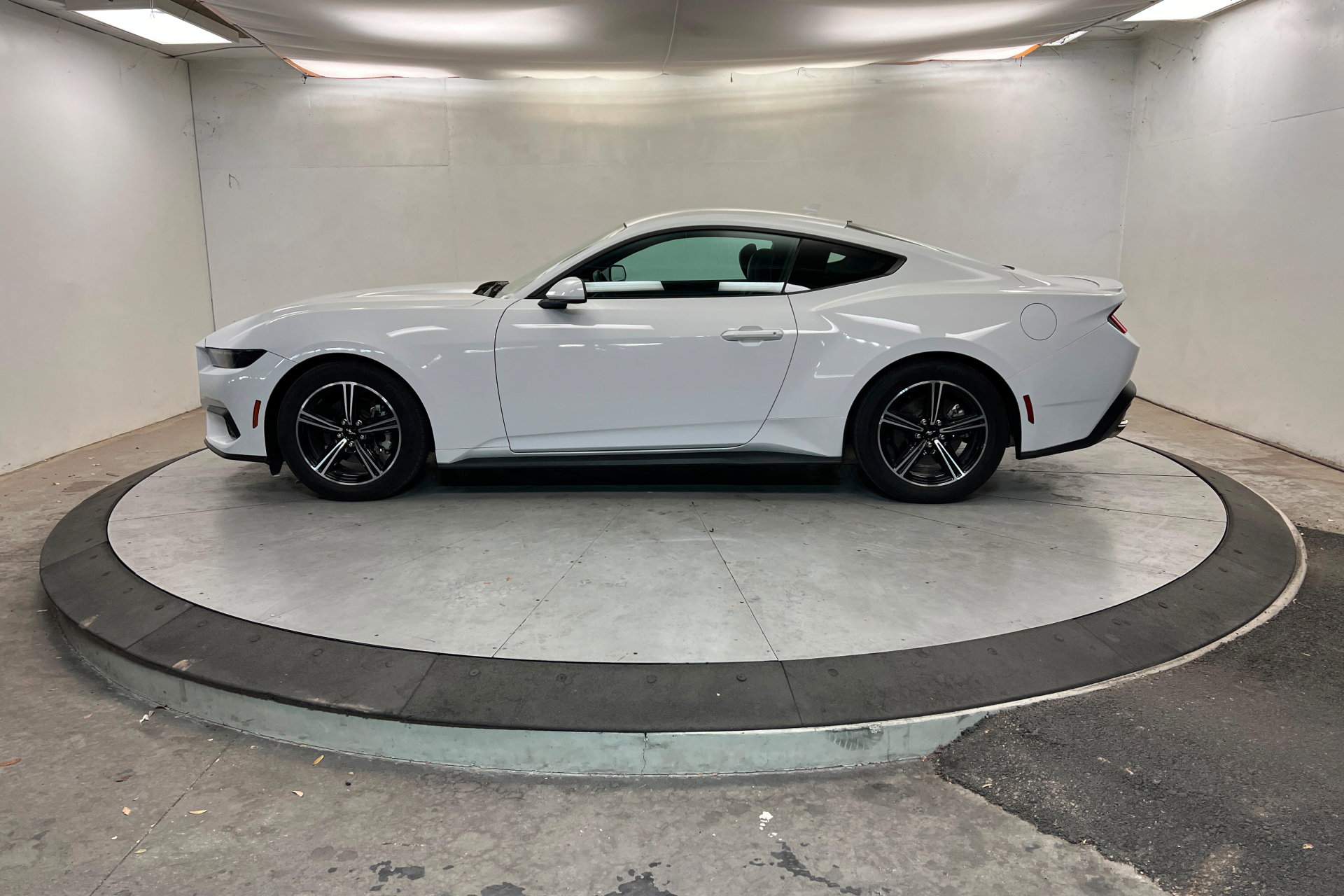 Used 2025 Ford Mustang Premium image 2