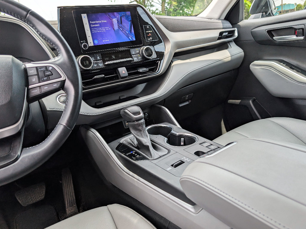 Used 2023 Toyota Highlander XLE AWD/4WD image 25