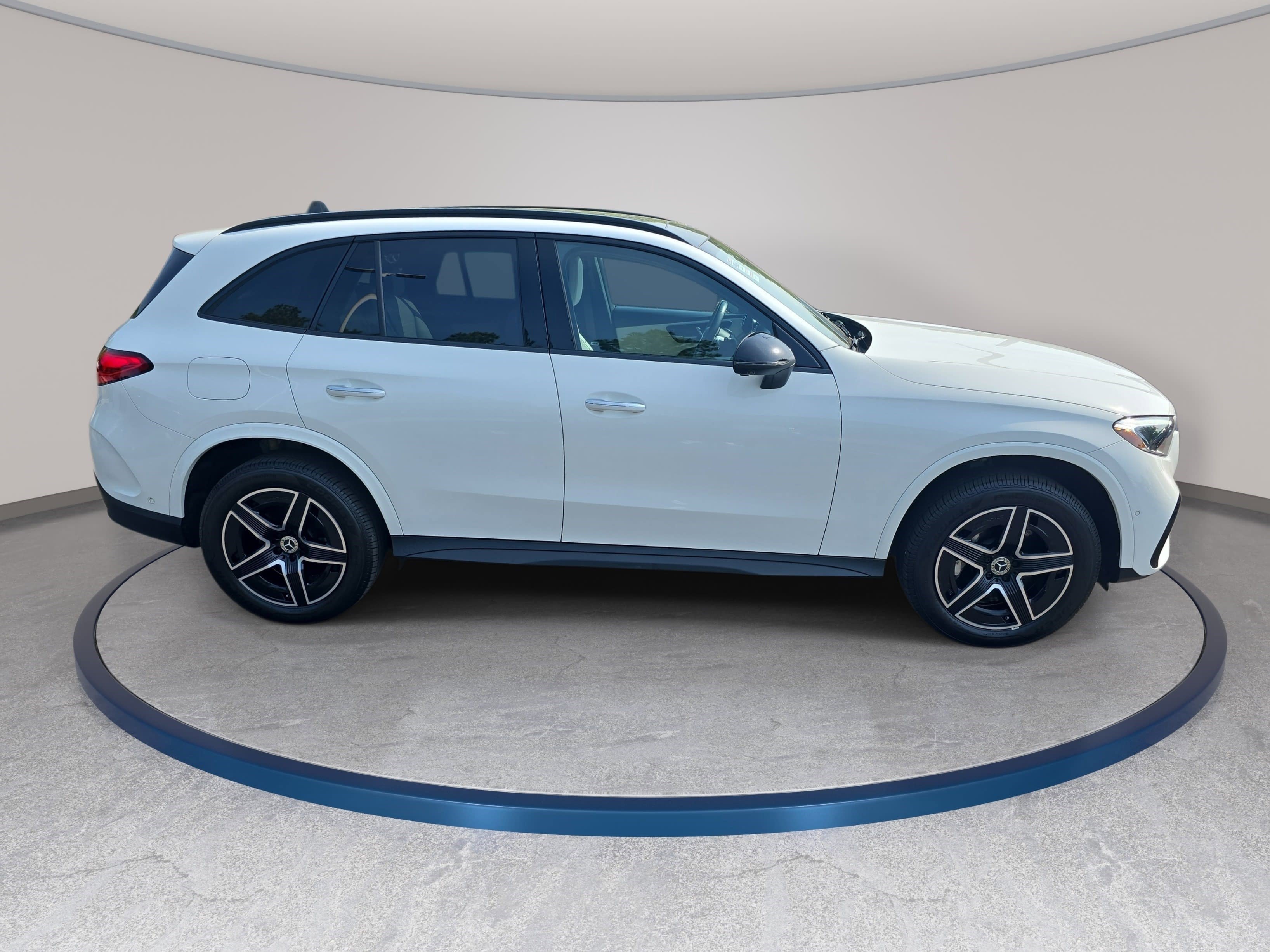 Used 2023 Mercedes-Benz GLC 300 4MATIC w/ AMG Line image 4