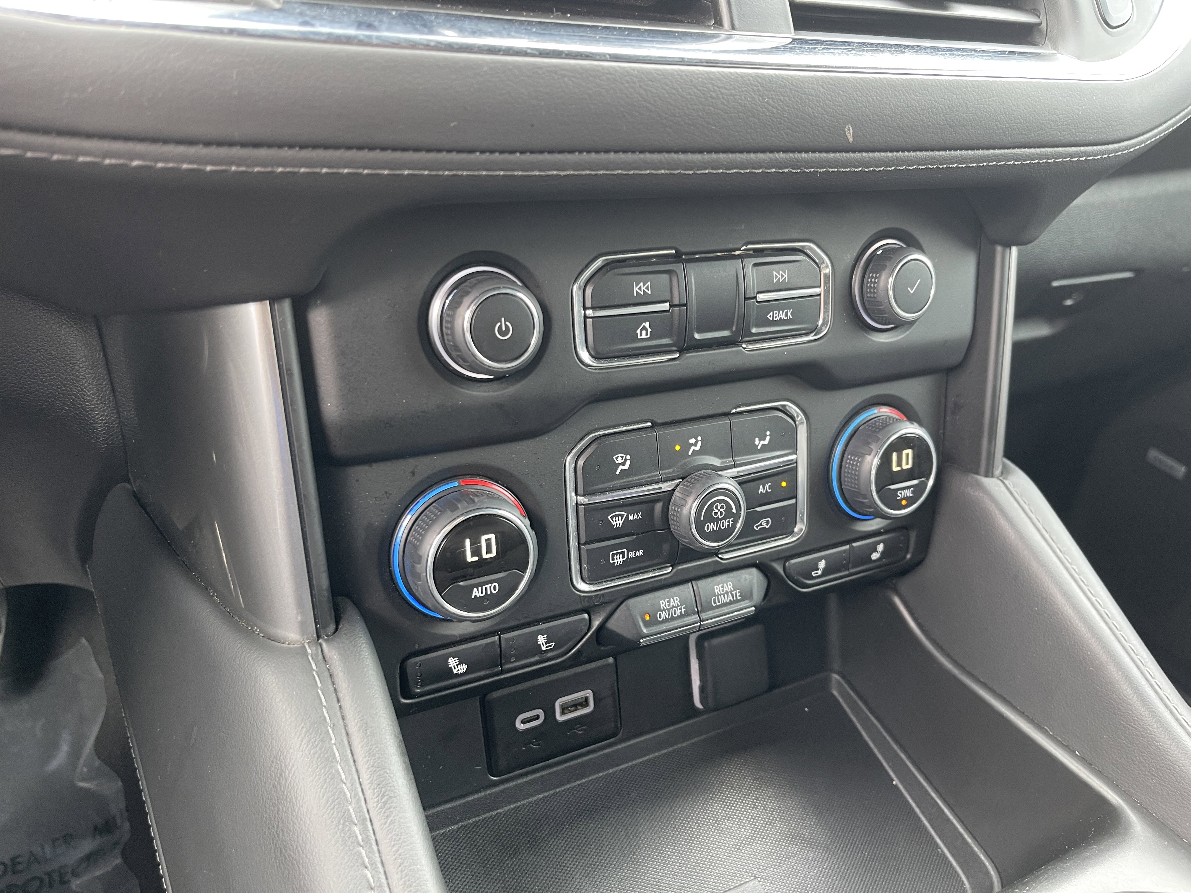 Used 2024 Chevrolet Tahoe Z71 w/ Luxury Package AWD/4WD image 25