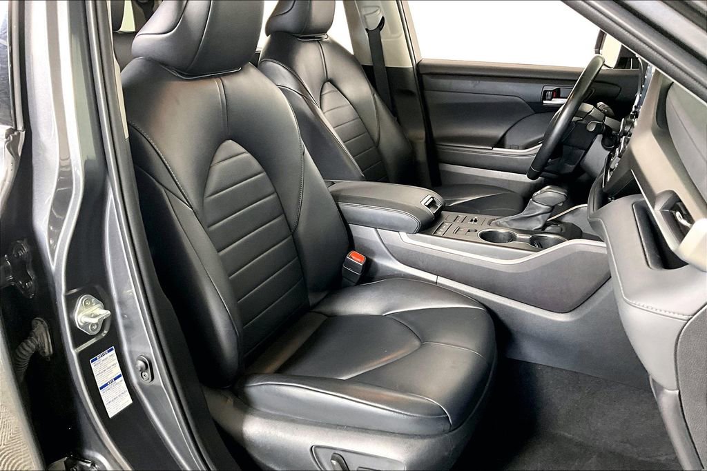 Used 2022 Toyota Highlander XLE image 7