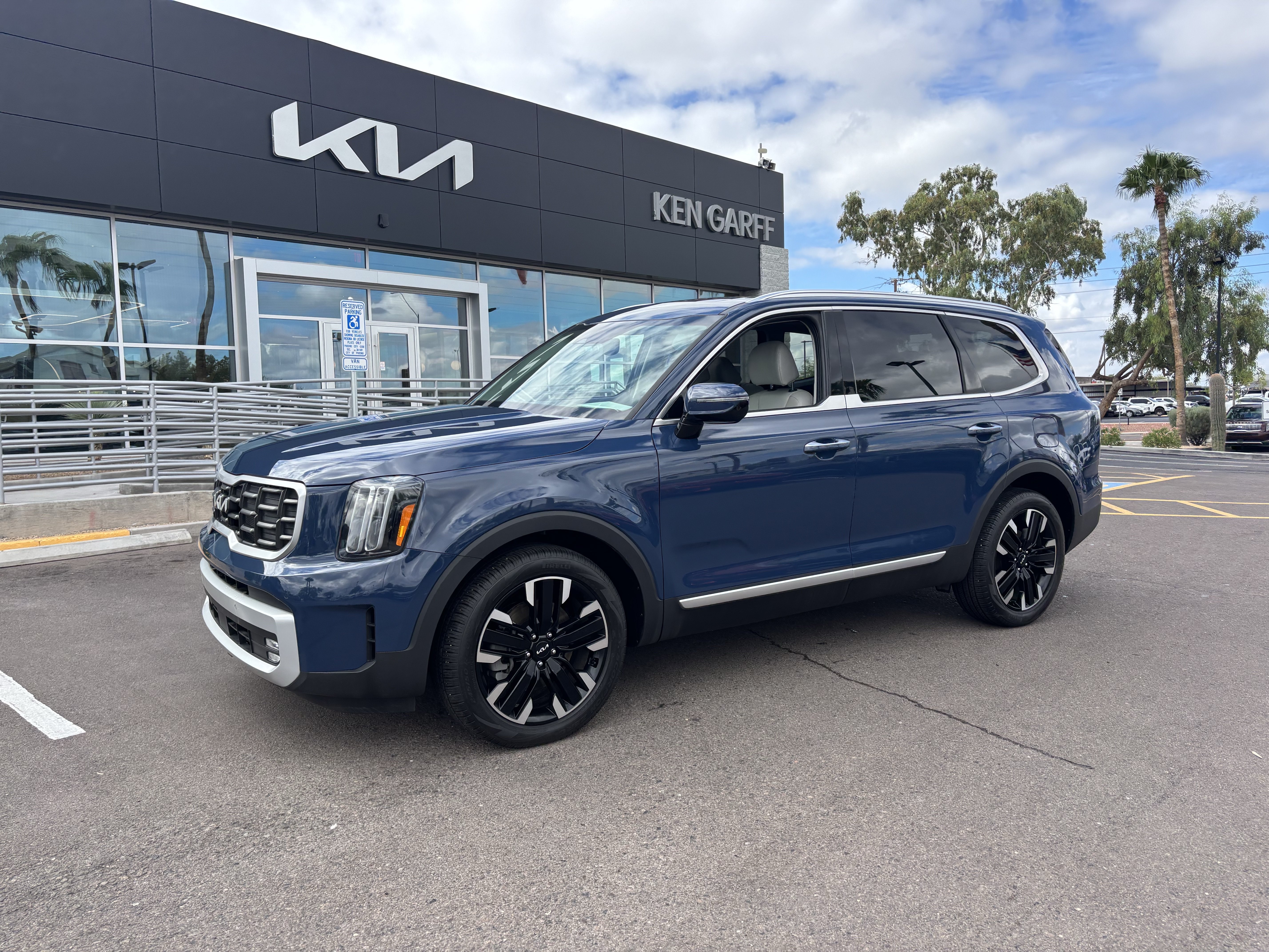 Certified 2024 Kia Telluride SX w/ Towing Package FWD image 6
