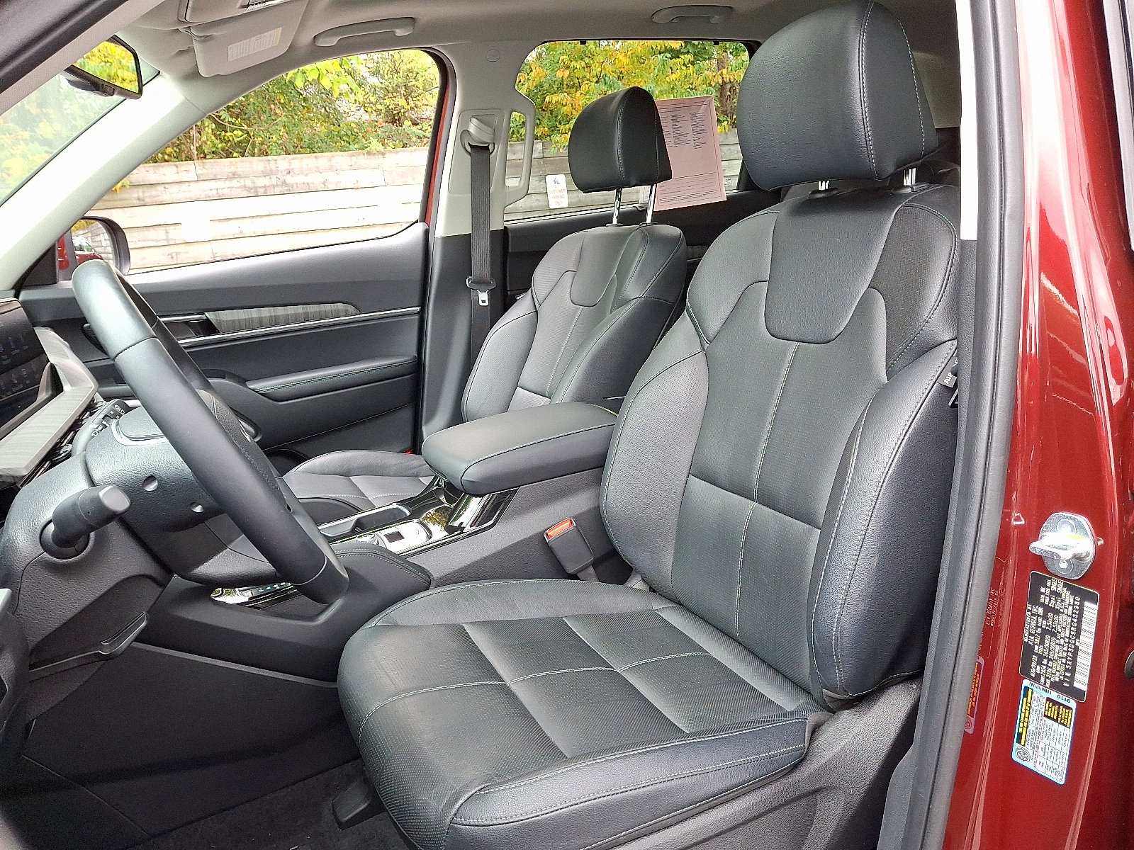 Used 2024 Kia Telluride EX w/ EX Captain's Chair Package image 10