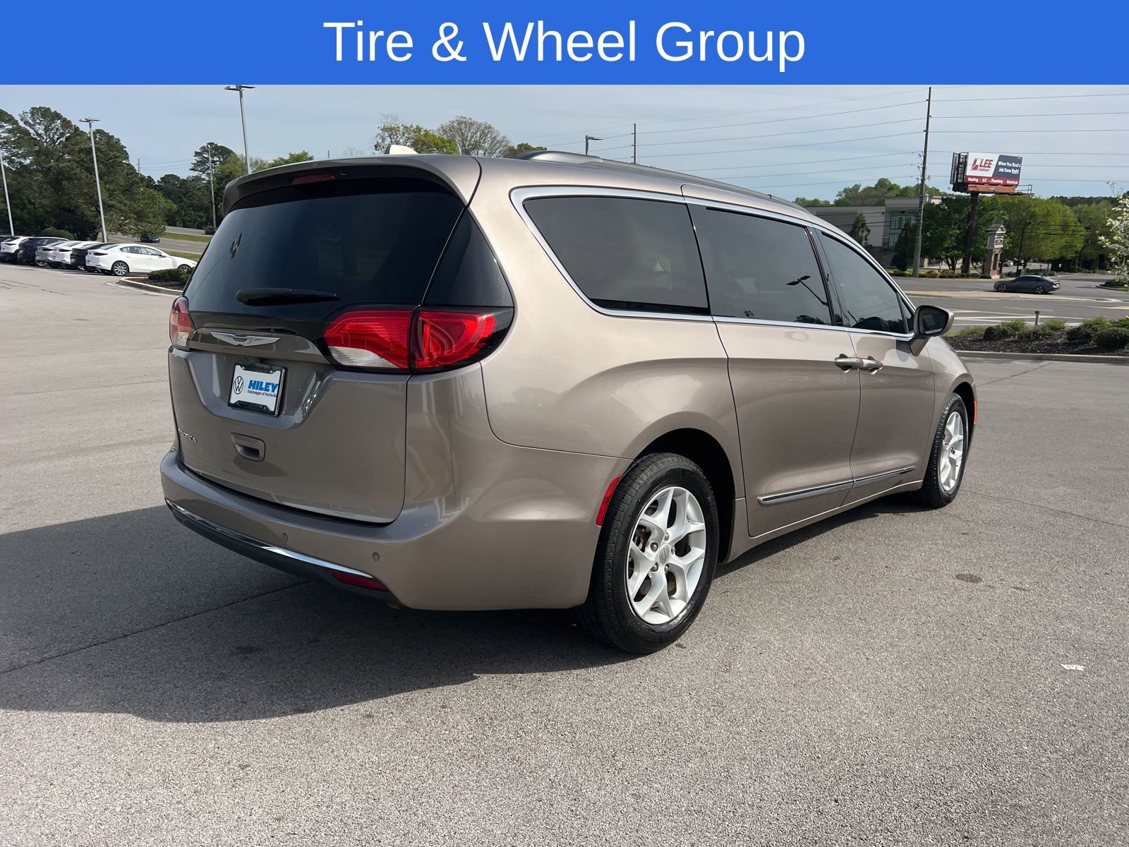 Used 2017 Chrysler Pacifica Touring-L w/ Tire & Wheel Group image 5