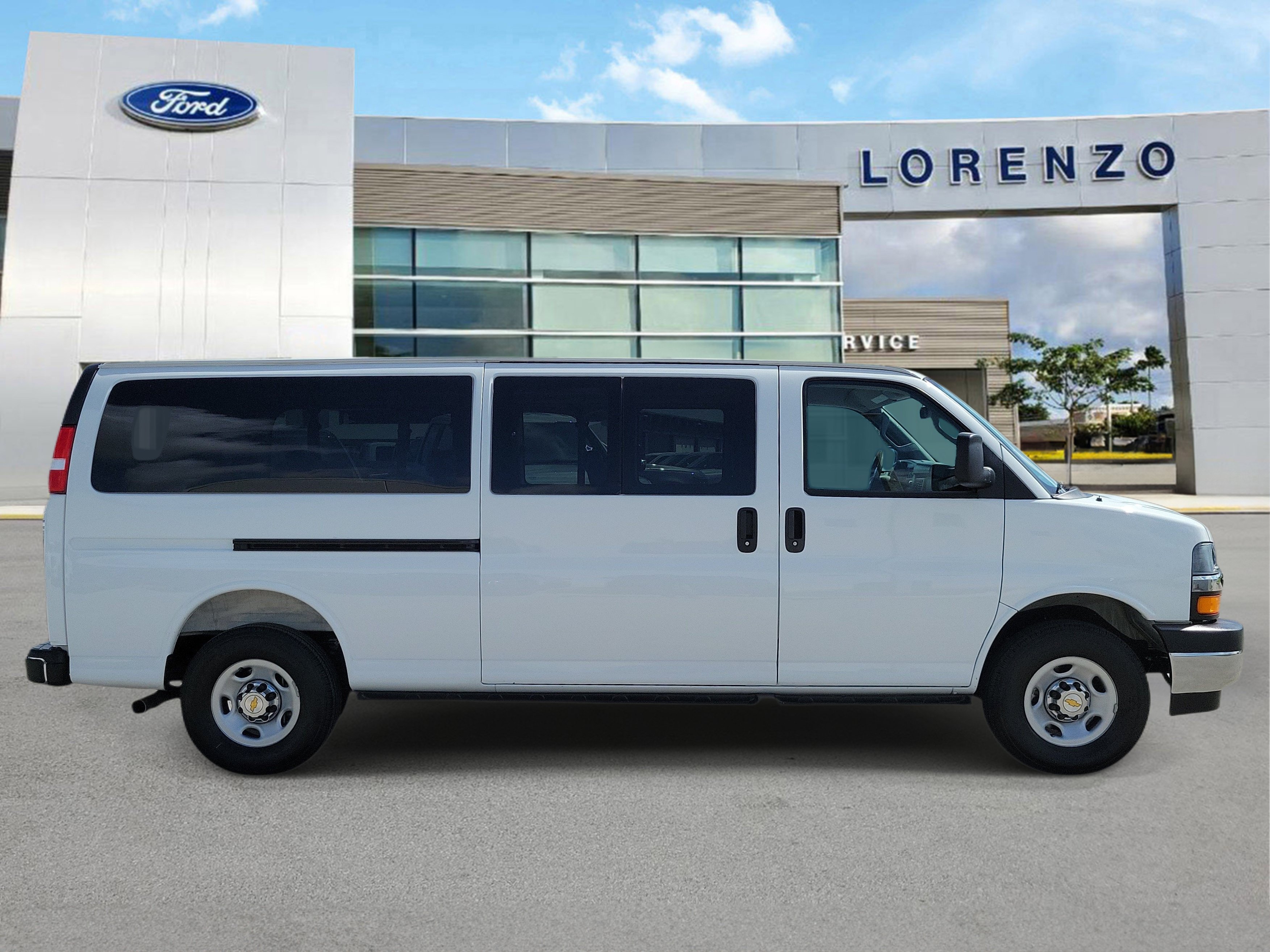 Used 2025 Chevrolet Express 3500 LT w/ LT Preferred Equipment Group RWD image 4